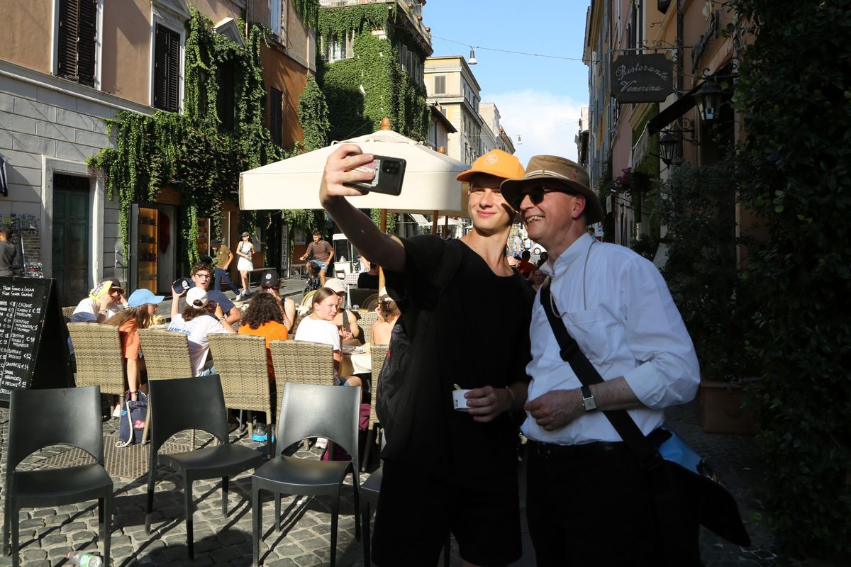 Auch Selfies werden mit dem Bischof gemacht. Auch Selfies werden mit dem Bischof gemacht.