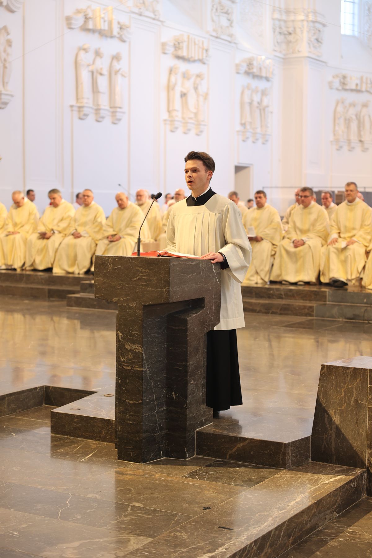 Bischof Dr. Franz Jung hat am Montagabend, 25. März, im Würzburger Kiliansdom die Heiligen Öle für alle 43 Pastoralen Räume im Bistum Würzburg  geweiht.