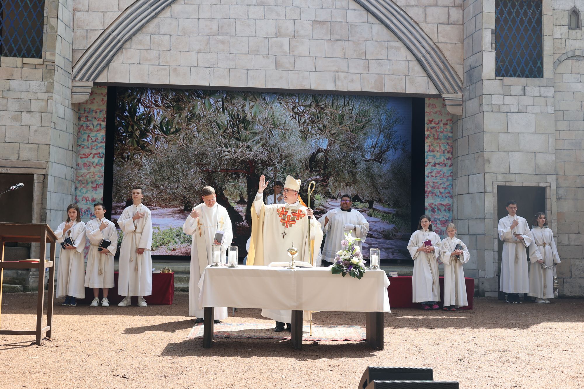 Mit einem Gottesdienst auf der Freilichtbühne hat Bischof Dr. Franz Jung die Sömmersdorfer Passionsspiele 2024 eröffnet.  Mit einem Gottesdienst auf der Freilichtbühne hat Bischof Dr. Franz Jung die Sömmersdorfer Passionsspiele 2024 eröffnet.