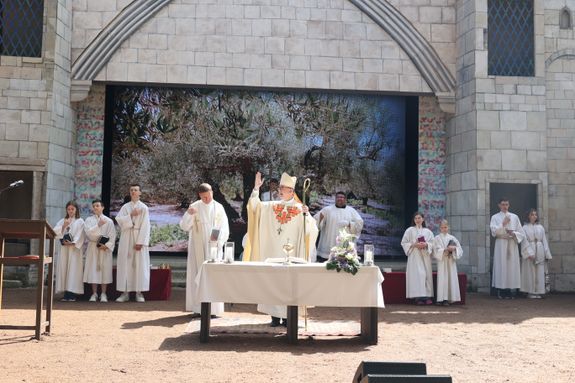 Mit einem Gottesdienst auf der Freilichtbühne hat Bischof Dr. Franz Jung die Sömmersdorfer Passionsspiele 2024 eröffnet.  Mit einem Gottesdienst auf der Freilichtbühne hat Bischof Dr. Franz Jung die Sömmersdorfer Passionsspiele 2024 eröffnet.