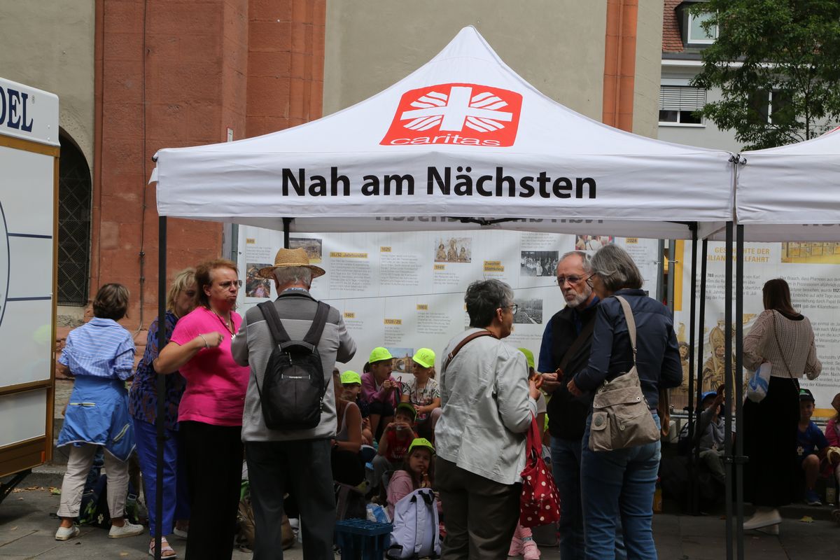 Rund 900 Kindergartenkinder haben am Freitag, 11. Juli, einen Gottesdienst mit Bischof Dr. Franz Jung in der Kirche Sankt Burkard gefeiert. Im Anschluss zogen sie über die Alte Mainbrücke in den Kiliansdom. 
