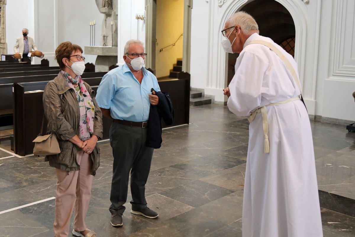	 Weihbischof Ulrich Boom feierte am Mittwochnachmittag, 30. Juni, einen Gottesdienst für Ehepaare, die 2020 oder 2021 ihr goldenes, diamantenes oder eisernes Ehejubiläum hatten. Im Anschluss konnten sich die Paare segnen lassen.