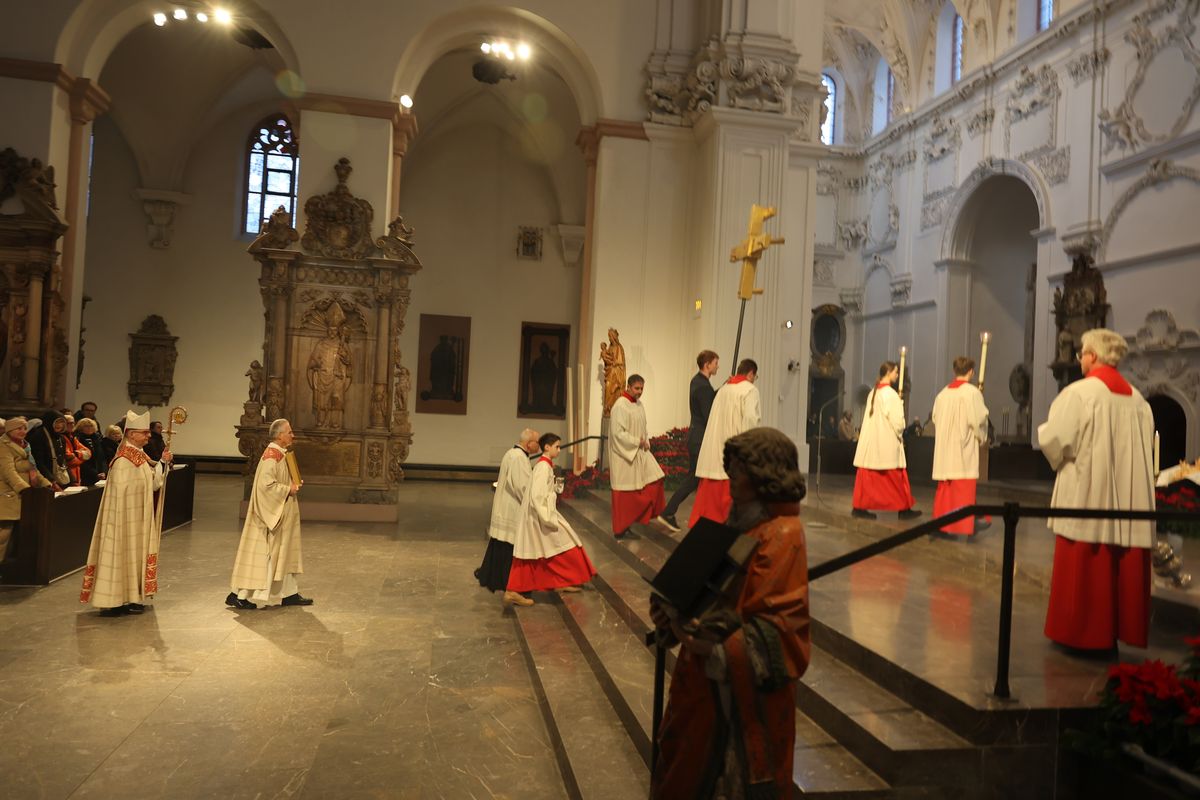 Mit einer Prozession vom Neumünster zum Kiliansdom und einer Pontifikalmesse hat Bischof Dr. Franz Jung am Dienstag, 31. Dezember, in Würzburg für das Bistum das Heilige Jahr eröffnet. Es steht unter dem Motto "Pilger der Hoffnung". 