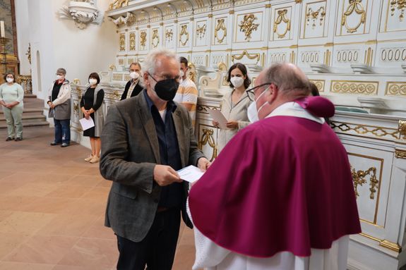 2721/0642 Umweltauditor(inn)en_28348 Dompfarrer Stefan Gessner (rechts) händigte die Zertifikate mit aus.