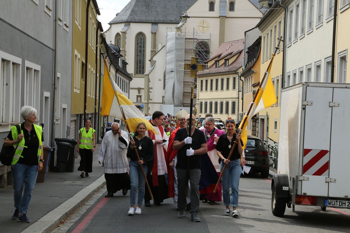 Rund 900 Kindergartenkinder haben am Freitag, 11. Juli, einen Gottesdienst mit Bischof Dr. Franz Jung in der Kirche Sankt Burkard gefeiert. Im Anschluss zogen sie über die Alte Mainbrücke in den Kiliansdom. 