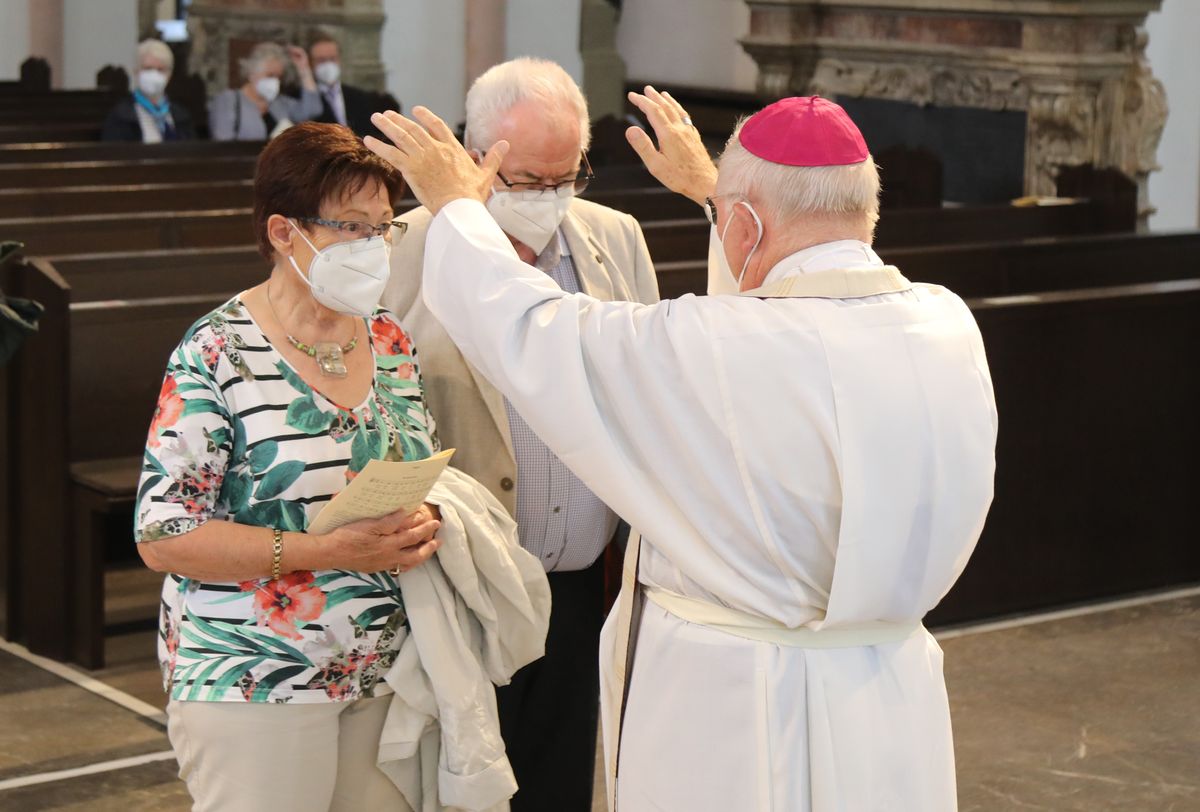 	 Weihbischof Ulrich Boom feierte am Mittwochnachmittag, 30. Juni, einen Gottesdienst für Ehepaare, die 2020 oder 2021 ihr goldenes, diamantenes oder eisernes Ehejubiläum hatten. Im Anschluss konnten sich die Paare segnen lassen.