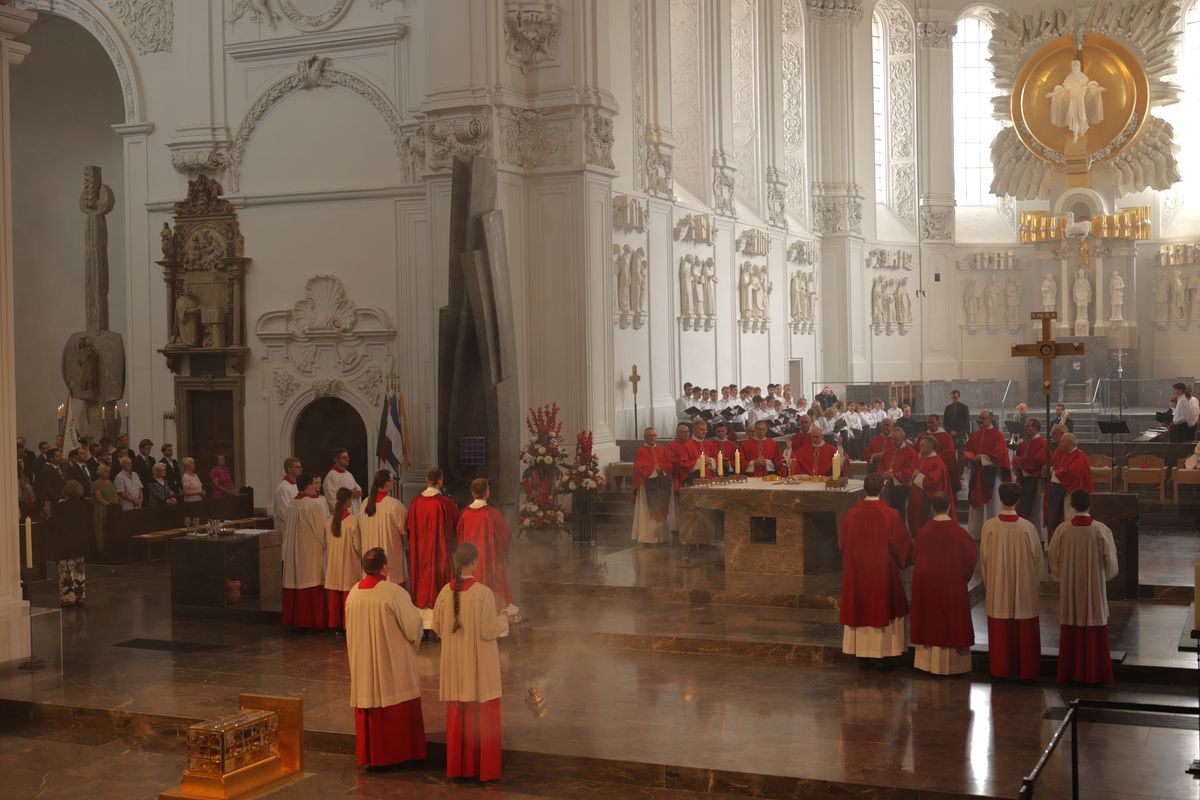 Mit einer Reliquienprozession von Sankt Burkard über die Alte Mainbrücke und einem Pontifikalgottesdienst im Kiliansdom ist am Sonntag, 6. Juli, die Kiliani-Wallfahrtswoche 2025 eröffnet worden.