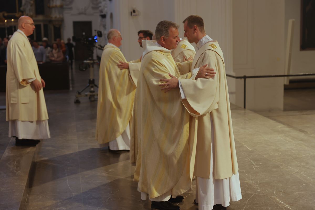 Bei einem Pontifikalgottesdienst am Samstag, 27. September, weihte Weihbischof Paul Reder drei Männer im Würzburger Kiliansdom zu Diakonen.