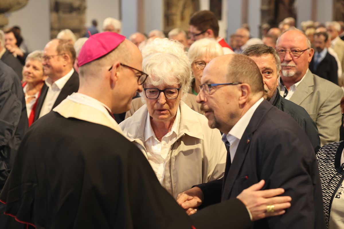 Seelsorgerinnen und Seelsorger spendeten nach dem Gottesdienst den Jubelpaaren individuell den Segen. 