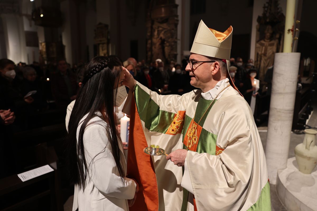 BIschof Dr. Franz Jung feiert am Samstagabend, 16. April, im Würzburger Kiliansdom die Osternacht.