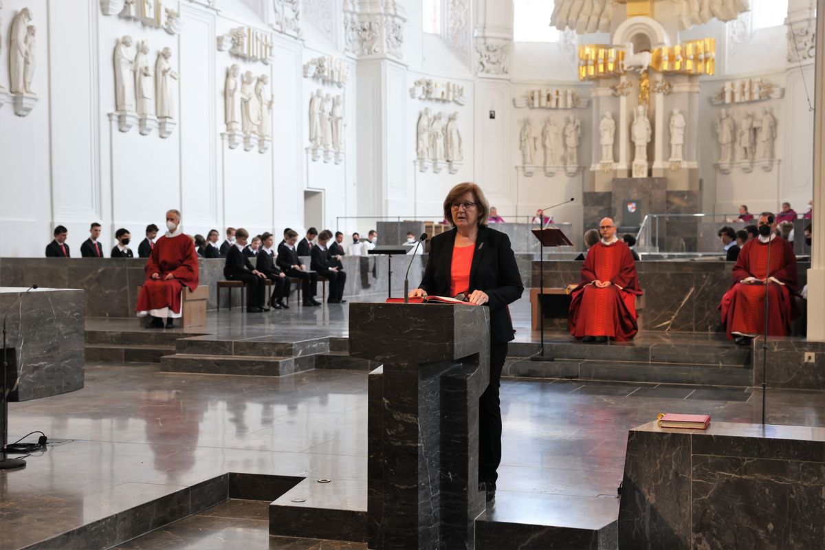Bischof Dr. Franz Jung hat am Karfreitag, 15. April, die Liturgie vom Leiden und Sterben Jesu im Kiliansdom gefeiert. Bischof Dr. Franz Jung hat am Karfreitag, 15. April, die Liturgie vom Leiden und Sterben Jesu im Kiliansdom gefeiert.