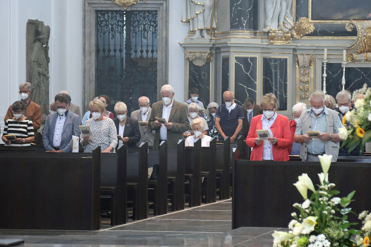 	 Weihbischof Ulrich Boom feierte am Mittwochnachmittag, 30. Juni, einen Gottesdienst für Ehepaare, die 2020 oder 2021 ihr goldenes, diamantenes oder eisernes Ehejubiläum hatten. Im Anschluss konnten sich die Paare segnen lassen.