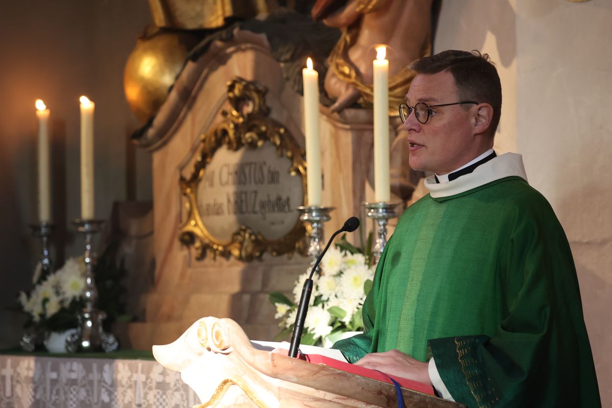 Bei einer Pontifikalmesse in der Klosterkirche auf dem Engelberg bei Großheubach hat Bischof Dr. Franz Jung zusammen mit Pater Jan Pelczarski, Generalsuperior der Oblaten des heiligen Josef aus Rom, am Sonntag, 3. November, offiziell die neue Niederlassung der Oblaten des heiligen Josef im Bistum Würzburg errichtet.