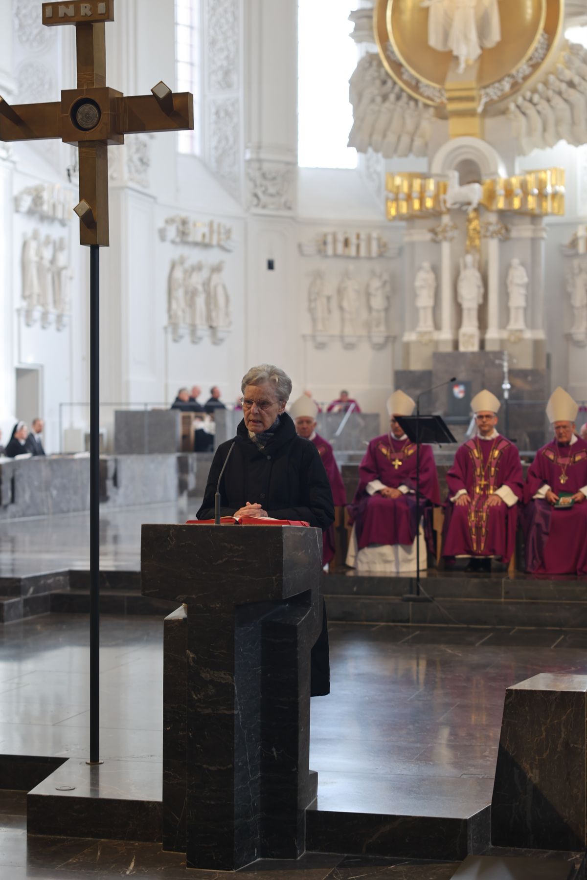 Bischof Dr. Franz Jung feierte am Samstag, 12. Oktober, im Würzburger KIliansdom ein Pontifikalrequiem für Weihbischof em. Helmut Bauer. Die anschließende Beisetzung leitete Dompropst Weihbischof Paul Reder.