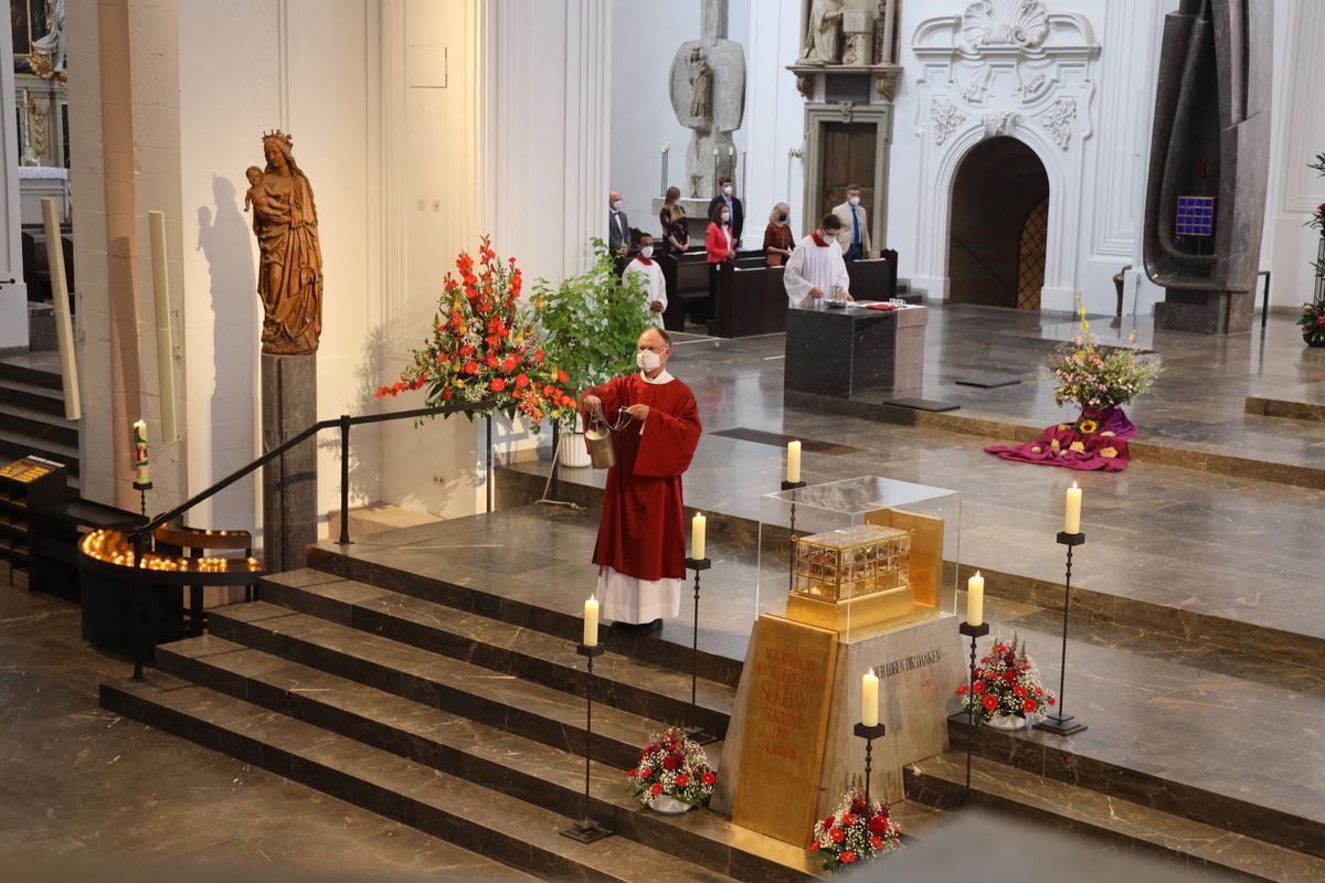 Weihbischof Ulrich Boom hat im Auftrag von Bischof Dr. Franz Jung 33 Frauen und sieben Männern am Freitagabend, 9. Juli, im Kiliansdom die Missio canonica verliehen.