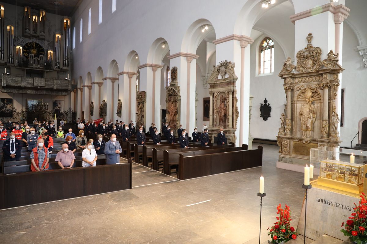 2821/0668 Blaulichtgottesdienst_28762 Weihbischof Ulrich Boom stand am Mittwochabend, 7. Juli, der Kiliani-Wort-Gottes-Feier für Polizei, Feuerwehr, Technisches Hilfswerk, Rettungsdienste und Notfallseelsorge im Kiliansdom vor.
