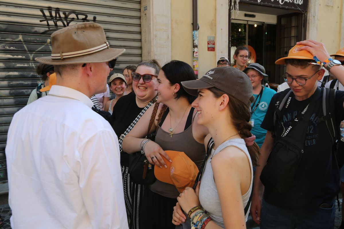 Bischof Dr. Franz Jung begrüßt die Gruppe aus Aschaffenburg in Rom. Sie wollen gemeinsam Eis essen gehen. Bischof Dr. Franz Jung begrüßt die Gruppe aus Aschaffenburg in Rom. Sie wollen gemeinsam Eis essen gehen.