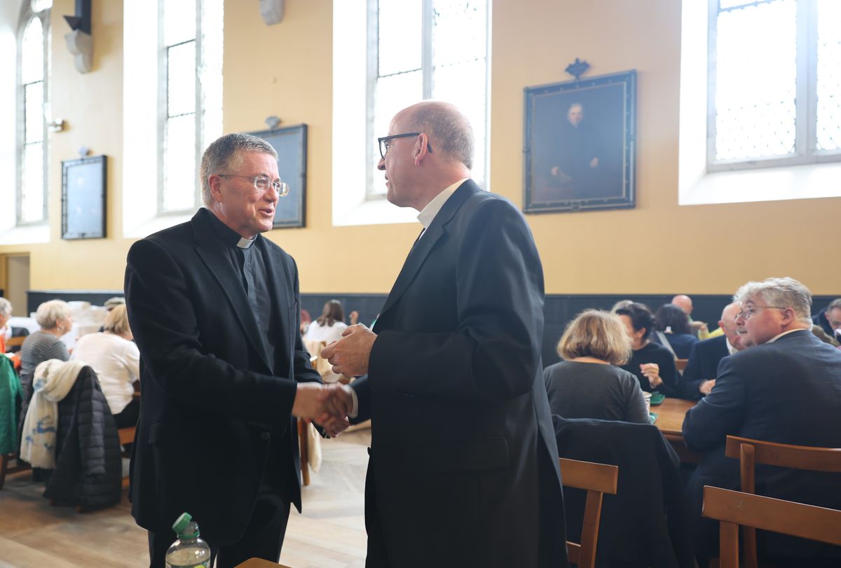 Universitätspräsident Professor Michael Mullaney (links) begrüßt im Speisesaal Bischof Dr. Franz Jung.