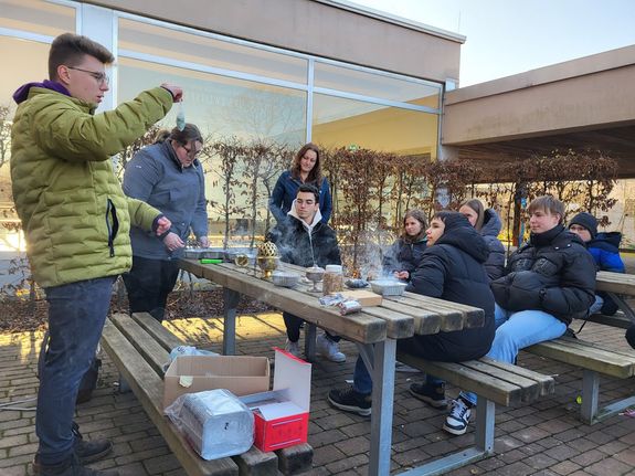 Gabriel Görg (links) von "Minis & More" lud zum "Weihrauchtasting" ein. Gabriel Görg (links) von "Minis & More" lud zum "Weihrauchtasting" ein.