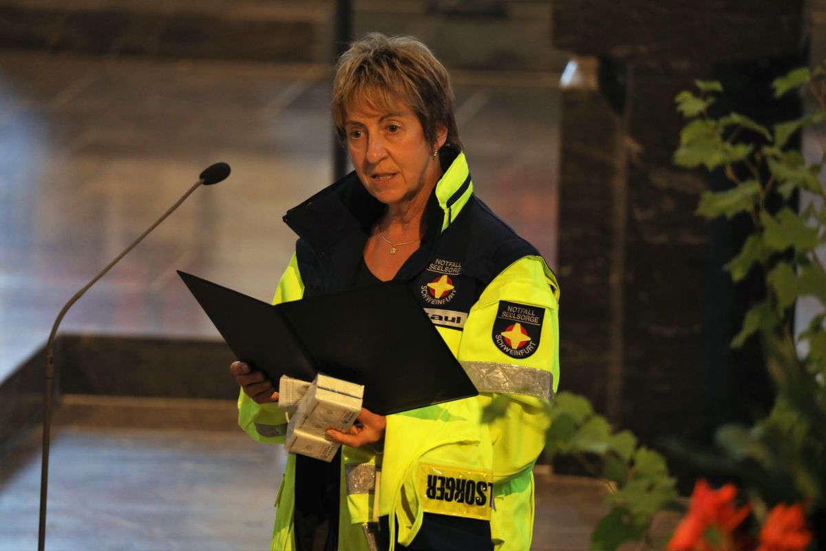 2821/0668 Blaulichtgottesdienst_28779 Weihbischof Ulrich Boom stand am Mittwochabend, 7. Juli, der Kiliani-Wort-Gottes-Feier für Polizei, Feuerwehr, Technisches Hilfswerk, Rettungsdienste und Notfallseelsorge im Kiliansdom vor.