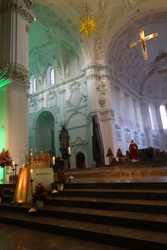 Die "Nacht der Hoffnung" am Samstagabend, 13. Juli, der Kiliani-Wallfahrtswoche lud zu Besinnung, Gebet und Kraftschöpfen in den Kiliansdom ein. Viele Passanten nutzten das Angebot, das um Mitternacht endete.