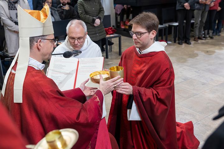 Als eines der "ausdeutenden Zeichen" überreichte Bischof Dr. Franz Jung dem Geweihten Kelch und Hostienschale. 