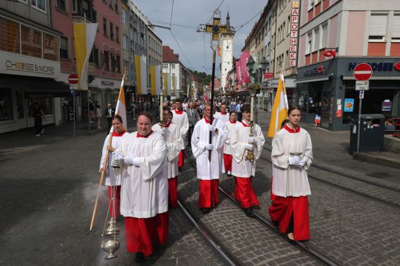 Mit einer Reliquienprozession von Sankt Burkard über die Alte Mainbrücke und einem Pontifikalgottesdienst im Kiliansdom ist am Sonntag, 6. Juli, die Kiliani-Wallfahrtswoche 2025 eröffnet worden.