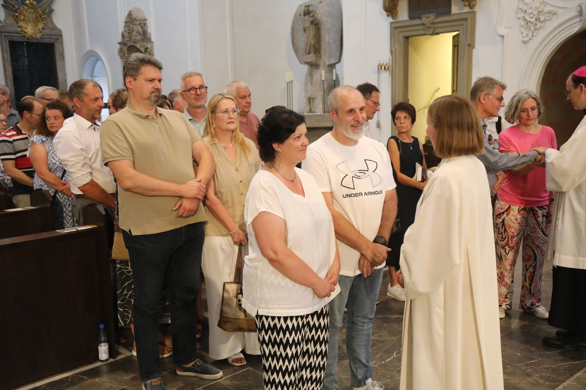 Mit rund 1000 Eheleuten, die in diesem Jahr Silberhochzeit haben, feierte Bischof Dr. Franz Jung am Freitagabend, 4. Juli 2025, einen Pontifikalgottesdienst im Kiliansdom. Im Anschluss erteilten er, Weihbischof Paul Reder sowie weitere Seelsorgerinnen und Seelsorger den Paaren einzeln den Segen.