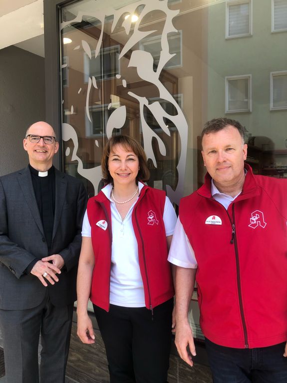 Bischof Dr. Franz Jung (links) zusammen mit Dr. Claudia Richter und Dr. Dr. Thomas Richter.