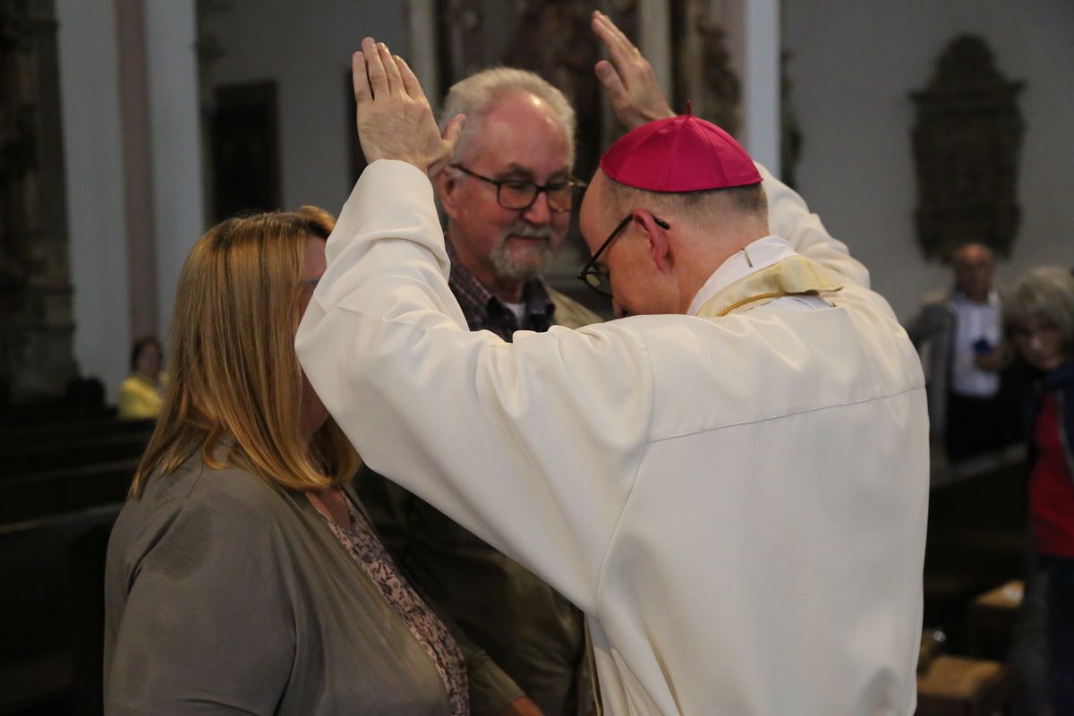 Bischof Dr. Franz Jung hat am Donnerstagnachmittag, 4. Juli, mit etwa 320 Paaren im Kiliansdom ihr goldenes oder diamantenes Ehejubiläum gefeiert.