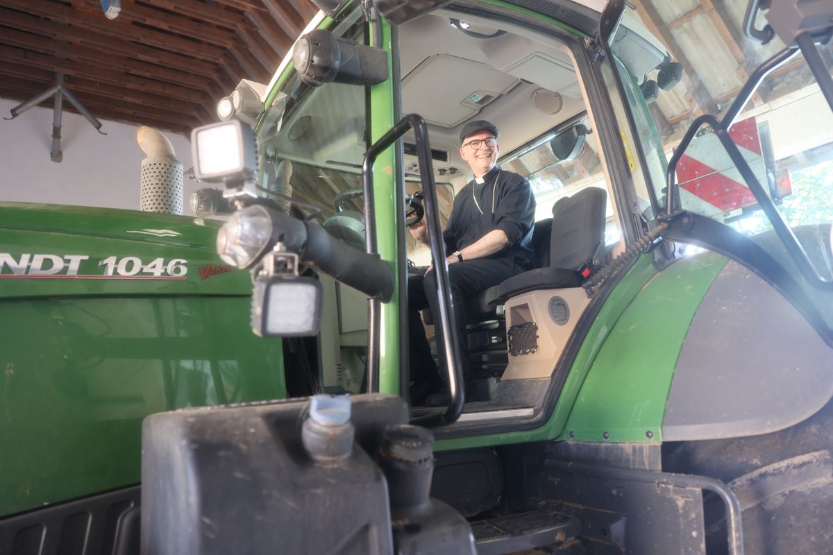 Bischof Dr. Franz Jung im mit 460 PS stärksten Schlepper der Stiftung Juliusspital. 