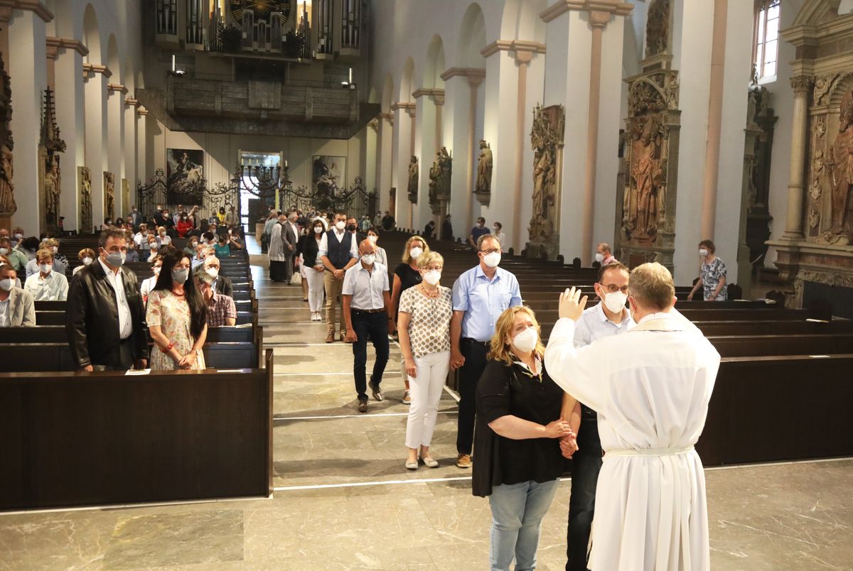 2621/0613 Gottesdienst für Ehejubilare Generalvikar Dr. Vorndran am Freitag, 25. Juni 2021_27646 Generalvikar Dr. Jürgen Vorndran feierte am Freitagabend, 25. Juni, einen Dankgottesdienst mit Ehepaaren, die seit 25 Jahren verheiratet sind. Anschließend spendeten der Generalvikar sowie weitere Priester und Diakone den Jubilaren mit Abstand den Segen.