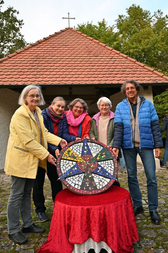 Die Mitglieder des Arbeitskreises „Glaub mal!“ mit dem neu gestalteten Bruder-Klaus-Meditationsrad (von links): Katharina Ländner-Mack, Isolde Löb, Helene Sauter, Barbara Düchs und Wolfgang Scharl.  Die Mitglieder des Arbeitskreises „Glaub mal!“ mit dem neu gestalteten Bruder-Klaus-Meditationsrad (von links): Katharina Ländner-Mack, Isolde Löb, Helene Sauter, Barbara Düchs und Wolfgang Scharl.