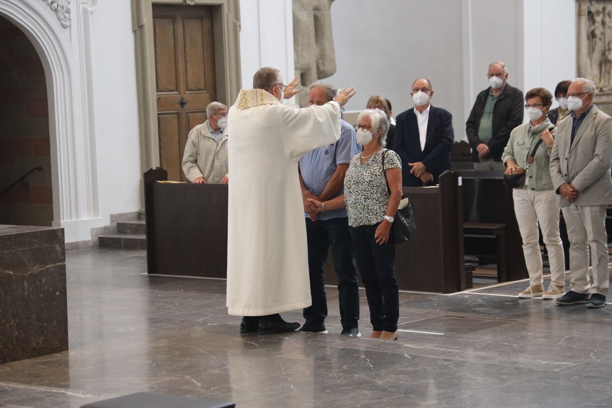 2721/0646 Ehejubilare Freitag, 2- Juli vormittags WB Boom_28443 Im Anschluss an den Ehejubilarsgottesdienst mit Weihbischof Ulrich Boom am Freitagvormittag, 2. Juli, konnten sich die Paare von ihm und weiteren Priestern und Diakonen segnen lassen.