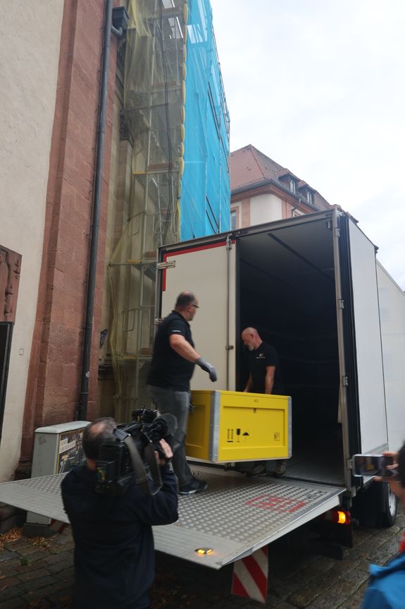 Bei einer liturgischen Feier am Donnerstag, 26. September, sind die Reliquien der Frankenapostel Kilian. Kolonat und Totnan aus dem Altar des Kiliansdom  genommen und im Anschluss für den Transport in Richtung Irland verladen worden. Von Mittwoch, 2., bis Sonntag, 6. Oktober, begleiten Bischof Dr. Franz Jung und Generalvikar Dr. Jürgen Vorndran mit einer Pilgergruppe aus dem Bistum den Kilianschrein bei dessen vorübergehendem  Irland-Aufenthalt. 