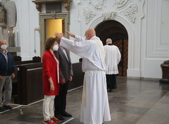 Bischof Dr. Franz Jung segnete nach dem Gottesdienst die Ehejubilare.