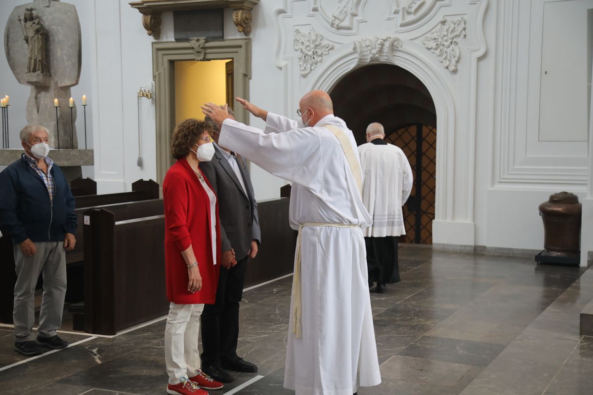 2721/0630_Ehejubilare mit Bischof Franz Jung_28165 Bischof Dr. Franz Jung segnete nach dem Gottesdienst die Ehejubilare.