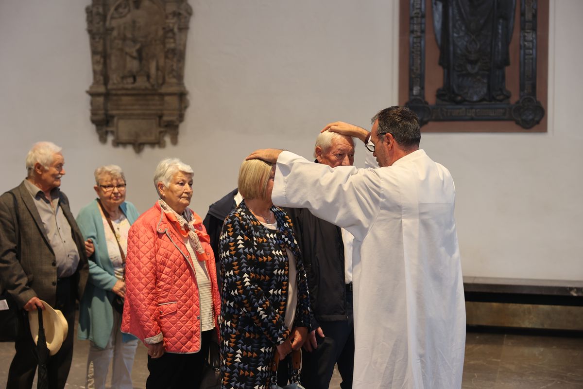Seelsorgerinnen und Seelsorger spendeten nach dem Gottesdienst den Jubelpaaren individuell den Segen. 
