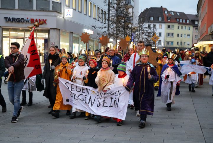 Bei der diözesanen Aussendungsfeier der Sternsinger zogen rund 200 Sternsingerinnen und Sternsinger mit ihren Begleitern durch Würzburgund feierten ein Abendgebet mit Bischof Dr. Franz Jung.