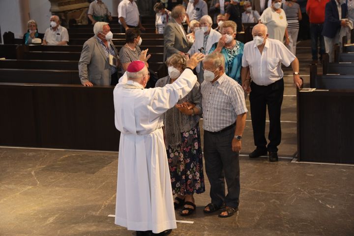 Weihbischof Ulrich Boom erteilte nach dem Gottesdienst vielen Ehepaaren den Segen. 