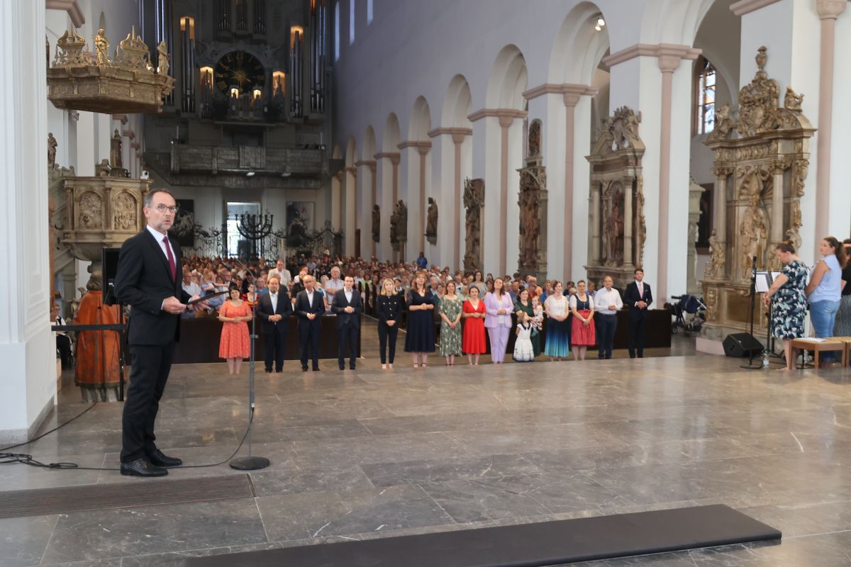 Neun Frauen und fünf Männer hat Bischof Dr. Franz Jung bei einem Pontifikalgottesdienst am Freitag, 19. Juli, als Pastoral- beziehungsweise Gemeindereferenten beauftragt.