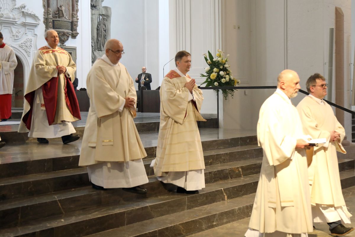 Bei einem Pontifikalgottesdienst am Samstag, 17. Oktober, hat Weihbischof Ulrich Boom im Würzburger Kiliansdom Uwe Becker zum Ständigen Diakon geweiht.