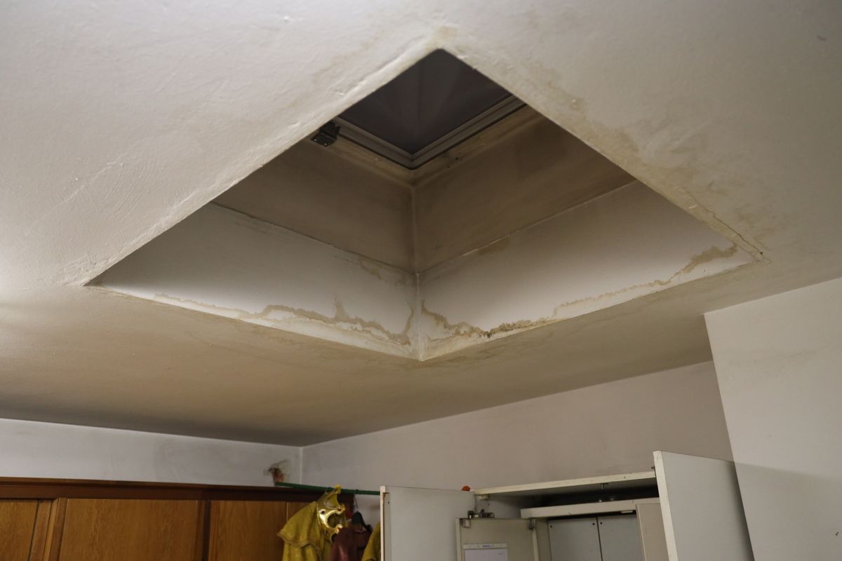 Die Schäden am Flachdach der Sakristei haben Wasser in die Sakristei eindringen lassen. Das Abdichten des Dachs zählt zu den abschließenden Arbeiten im Rahmen der Kirchturmsanierung. Die Schäden am Flachdach der Sakristei haben Wasser in die Sakristei eindringen lassen. Das Abdichten des Dachs zählt zu den abschließenden Arbeiten im Rahmen der Kirchturmsanierung.