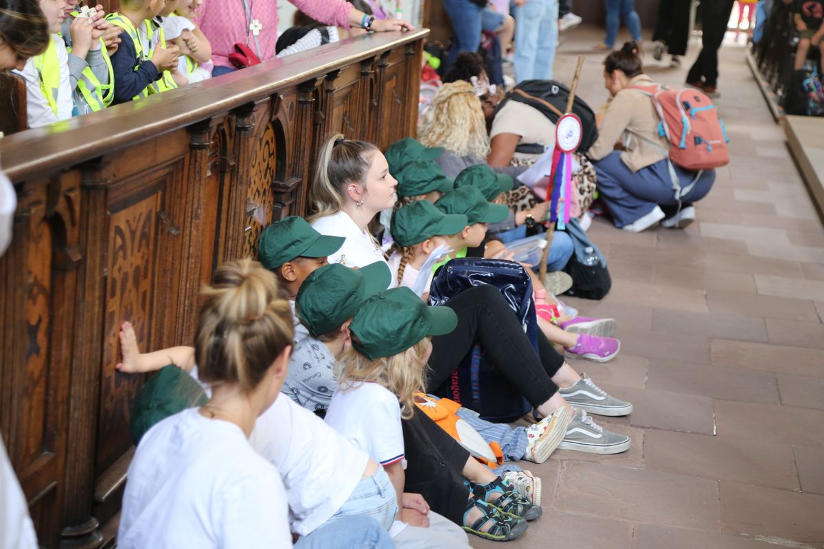 Rund 900 Kindergartenkinder haben am Freitag, 11. Juli, einen Gottesdienst mit Bischof Dr. Franz Jung in der Kirche Sankt Burkard gefeiert. Im Anschluss zogen sie über die Alte Mainbrücke in den Kiliansdom. 