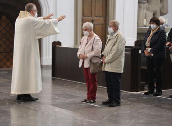 Im Anschluss an den Ehejubilarsgottesdienst mit Weihbischof Ulrich Boom am Freitagvormittag, 2. Juli, konnten sich die Paare von ihm und weiteren Priestern und Diakonen segnen lassen.
