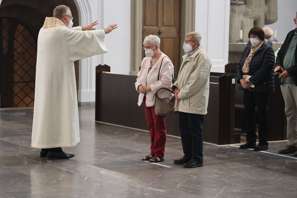 2721/0646 Ehejubilare Freitag, 2- Juli vormittags WB Boom_28482 Im Anschluss an den Ehejubilarsgottesdienst mit Weihbischof Ulrich Boom am Freitagvormittag, 2. Juli, konnten sich die Paare von ihm und weiteren Priestern und Diakonen segnen lassen.