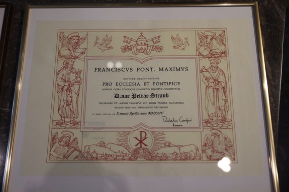 Zum Ehrenkreuz gab es auch jeweils eine päpstliche Urkunde.