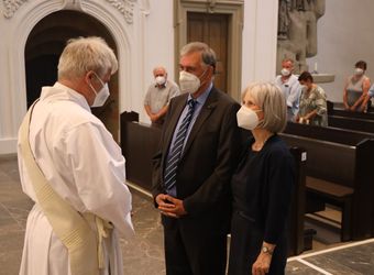 Mit rund 100 Ehepaaren aus der ganzen Diözese hat Bischof Dr. Franz Jung am Montagabend, 28. Juni, einen Gottesdienst im Würzburger Kiliansdom gefeiert. Eingeladen waren Ehejubilare, die in den Jahren 2020 und 2021 ihr silbernes Ehejubiläum feiern. Nach dem Gottesdienst ließen sich die Ehepartner von Bischof Jung und weiteren Priestern und Diakonen mit Abstand segnen.