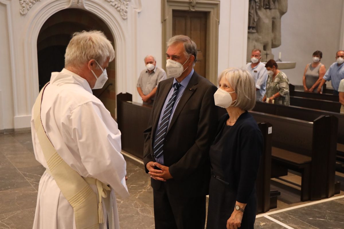 2621/0619 Ehejubilare Bischof 28. Juni Abend_27950 Mit rund 100 Ehepaaren aus der ganzen Diözese hat Bischof Dr. Franz Jung am Montagabend, 28. Juni, einen Gottesdienst im Würzburger Kiliansdom gefeiert. Eingeladen waren Ehejubilare, die in den Jahren 2020 und 2021 ihr silbernes Ehejubiläum feiern. Nach dem Gottesdienst ließen sich die Ehepartner von Bischof Jung und weiteren Priestern und Diakonen mit Abstand segnen.