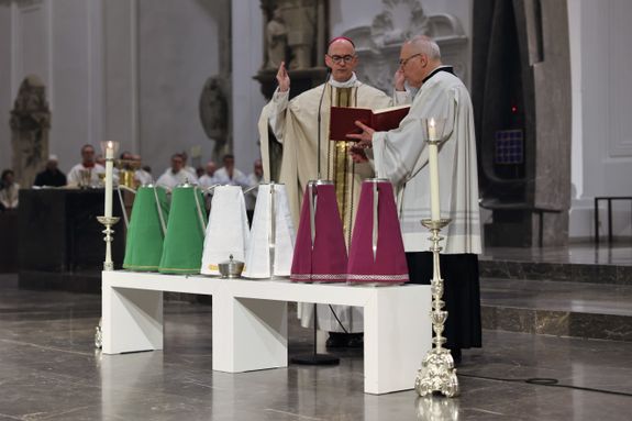 Bischof Dr. Franz Jung hat am Montagabend, 25. März, im Würzburger Kiliansdom die Heiligen Öle für alle 43 Pastoralen Räume im Bistum Würzburg  geweiht.